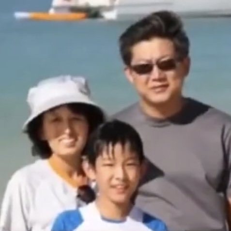 stejayverse's tweet image. Mama and Papa Kim must been so proud and happy to see Steven on stage singing and performing with his members🥺💙 #STEVEN #스티븐 #STVN