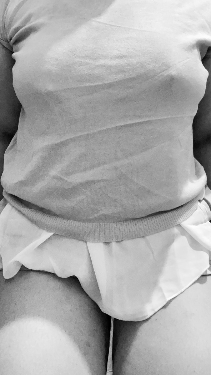 Deanshhah's tweet photo. tadi tuh pas lagi mandi ada kang paket dateng kan terus buru-buru deh pake baju buat ngambil, pas ngaca baru sadar kalo nyeplak soalnya emang kebiasaan ga pake bra. Ovt abangnya ngeh gak ya 😣 https://t.co/VL0miMcHsr