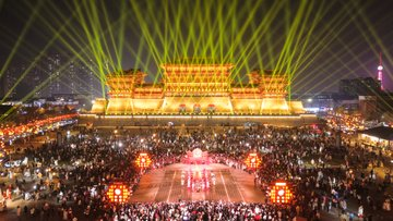 ChinaEmbPoland's tweet photo. Podczas noworocznych wakacji chińscy podróżnicy kierują się do różnorodnych zimowych destynacji – od lodowatych krajobrazów północnego wschodu, po słoneczne plaże tropikalnego południa. #NowyRok #podróże https://t.co/QBRPavmwwU