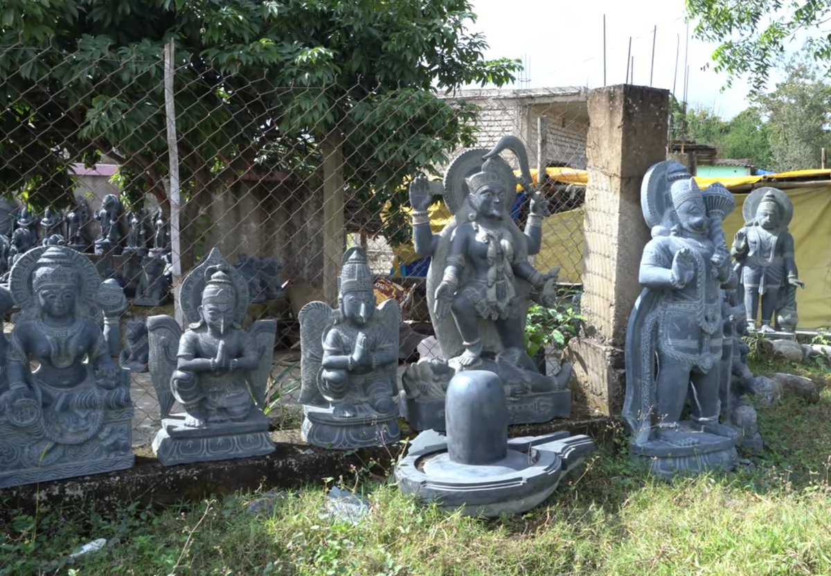 manas_muduli's tweet photo. Harish Bali enjoys an authentic Odia lunch at Khiching, explores its iconic black stone carvings, and visits Babojola - one of the cleanest and most beautiful villages in Odisha. https://t.co/AF3DSvnyGU