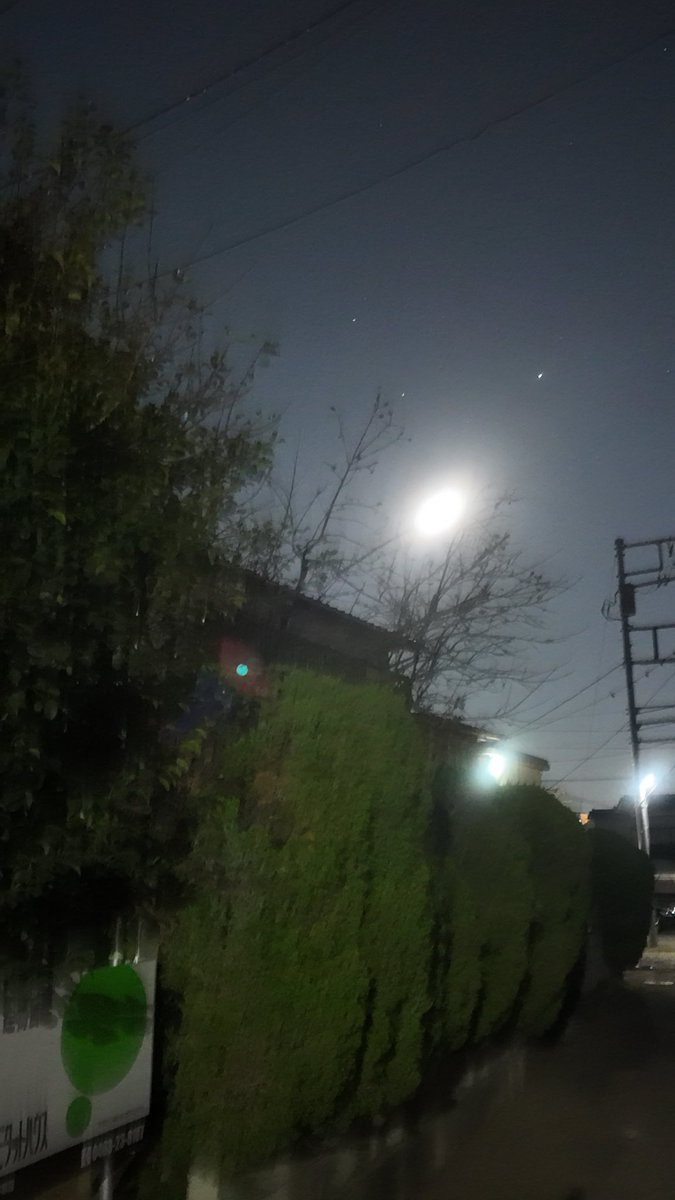 さあ明日から仕事だ

テンションがあがらないときに空を見上げたら月が綺麗でした

明日から頑張るか😤

画像悪くて伝わらないけどだいぶ綺麗な月でした。

#車中泊
#50代夫婦
#月がきれい