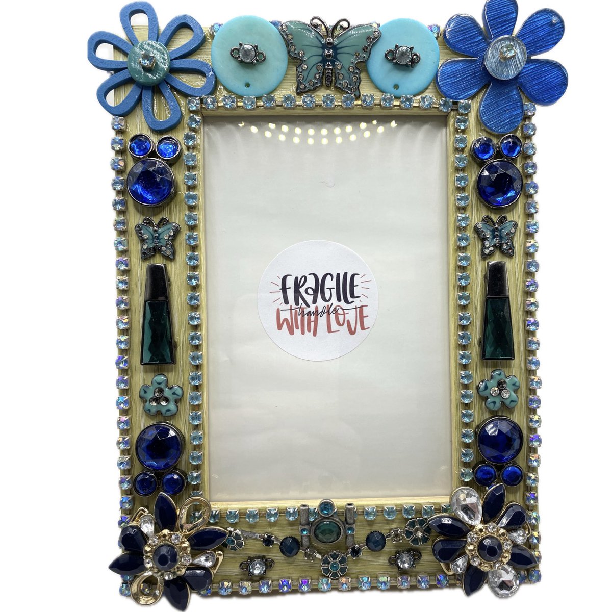 A new year means making new memories &amp; displaying photos of these in frames is a great way to keep them fresh in our minds.
This is one of my handmade jewelled frames using repurposed jewellery ♻️
#ukgifthour #ukgiftam #shopindie #craftbizparty #smartsocial #UKCraftersHour #SBS