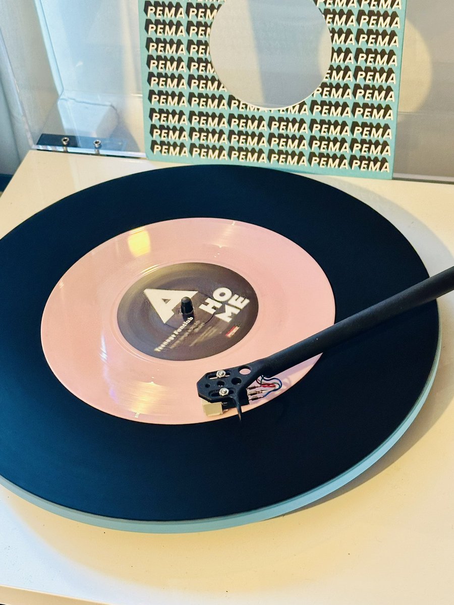 iainlstevens's tweet photo. 🎶🎶🎶
Sunday morning tunes with the Fanclub😊
#teenagefanclub #home #everythingisfallingapart #seveninchsingle https://t.co/0siwrXun8Z