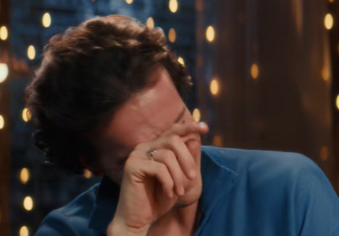 Тима: Ты лежишь задницей кверху, мордой в пол
Арсений: Достаточно мужественная поза 
Антон: Да, не хватает тебя с палкой блять сзади