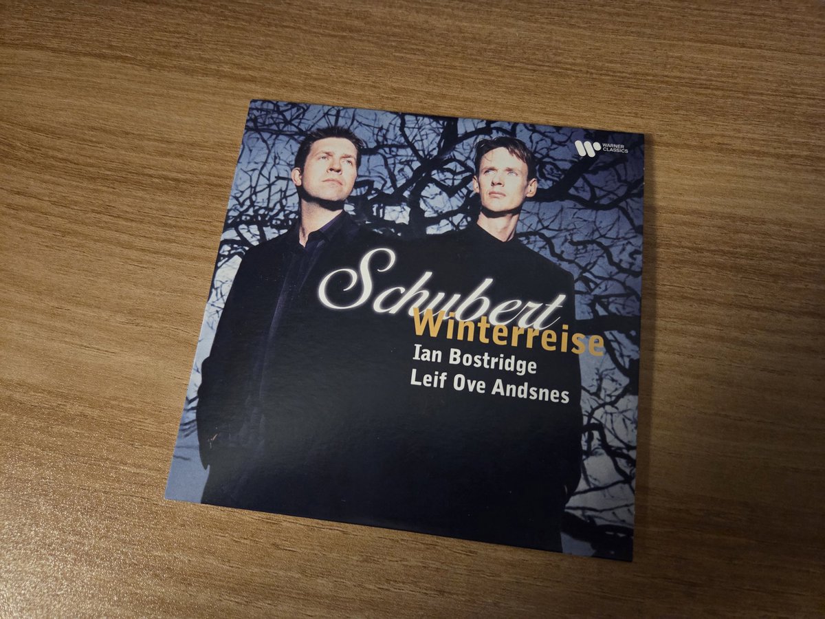 pingoo80's tweet image. 실질적으로 새해를 시작하기 전 마지막 휴일 밤 같은 느낌. 이안 보스트리지가 부르는 슈베르트의 겨울나그네를 듣는다. 피아노 반주 레이프 오베 안스네스.