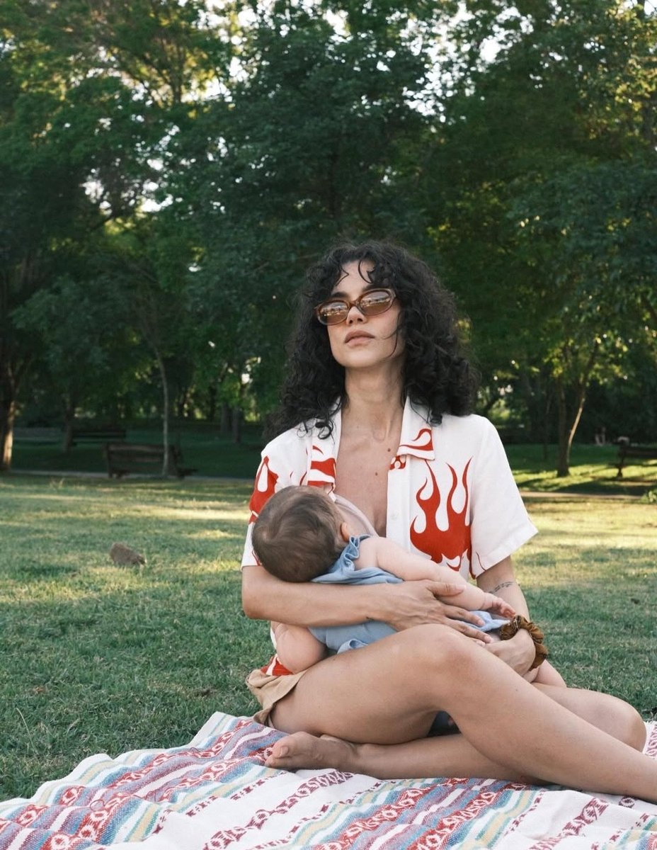 PortalRanu's tweet image. Hoje é dia da mamãe da Nara, da nossa artista favorita. Manuzinha que seu novo ano seja lindo, de muita paz, saúde e muito amor e que seu dia seja maravilhoso. Nós sentimos tanto orgulho da mulher que você se tornou, da mãe que és para a pequena Nara. 

Te amamos muito pequena ❤️