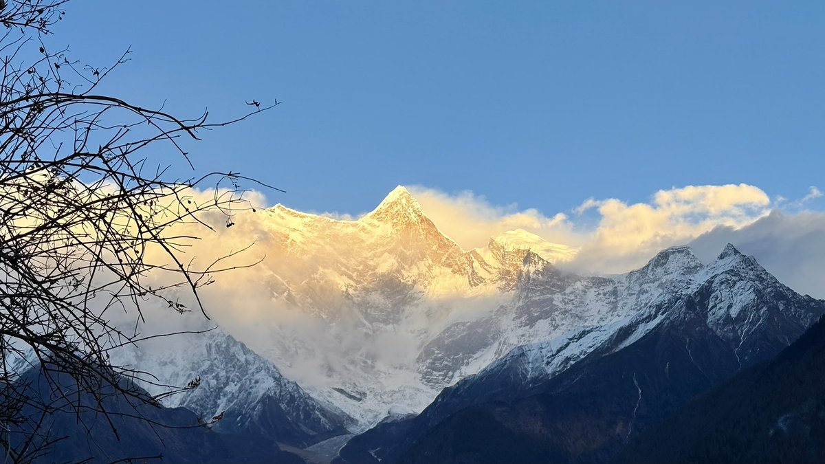 fish250213's tweet image. 日照金山