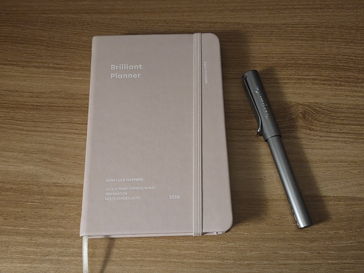 pingoo80's tweet image. 간단한 기록이라도 남겨보고자 어제 잠시 교보문고에 들러 2026년 다이어리도 준비했다. 몇글자라도 적으면서 하루하루를 마무리해야지.