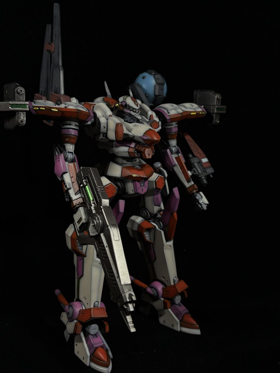 「消えなさい！イレギュラー！！」

ARMORED CORE3より、ルージュ完成！！！

カラーリングにかなり悩んだけどなんとか完成！
グラデーション塗装と軽く汚して仕上げました

#アーマードコア
#ac3