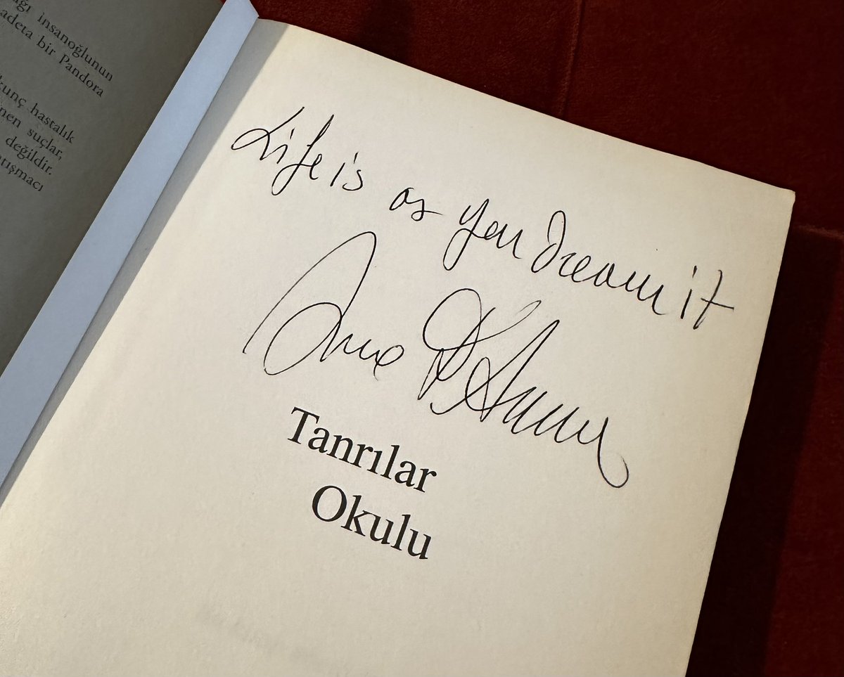 Kitaplığımda bana ait olmayan, hiç de ilgimi çekmeyen kitap imzalı (baskı imza sanırım) çıktı, seveni varsa gönderebilirim