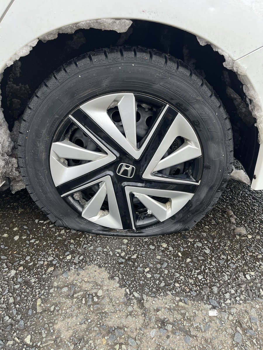 新年早々、会社の車が高速走行中にパンク💥

日曜日&amp;正月だからコールセンターに繋がるまで30分、そこからレッカー来るまで1時間⏳
そして新品スタッドレスタイヤ来るまで1週間😂

やっぱり仕事だと言って遊びに行こうとしてはダメですね（笑）