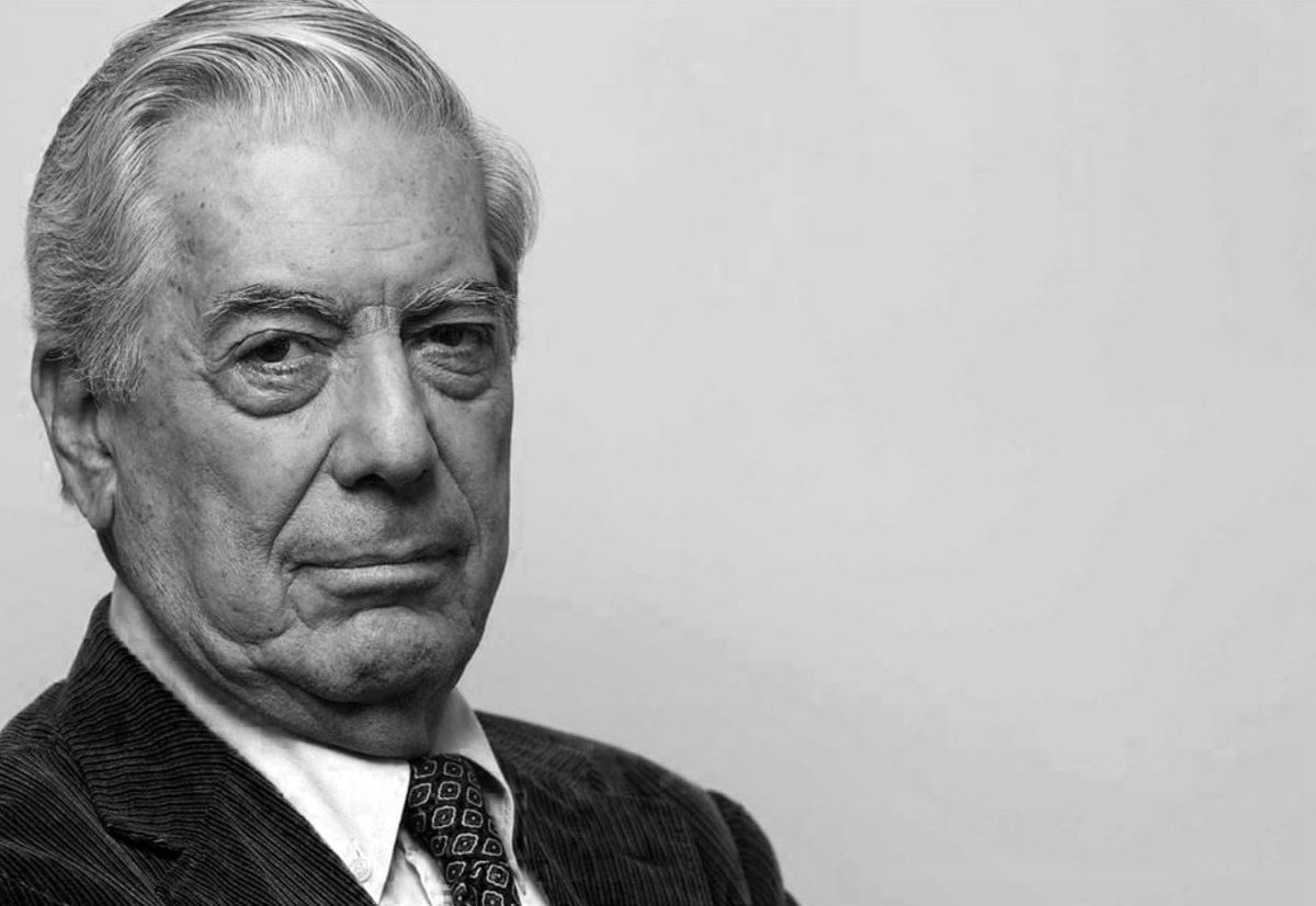 JoseMarioMX's tweet image. Vargas Llosa pasó la vida diseccionando las dictaduras latinoamericanas. En Conversación en La Catedral mostró cómo el autoritarismo se filtra en la vida cotidiana hasta volver normal la humillación; en La fiesta del chivo exhibió al tirano como un sistema que corrompe cuerpos,…