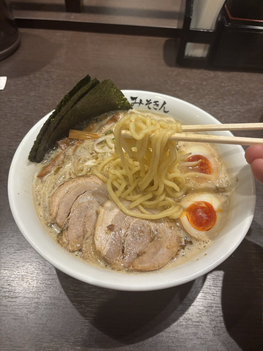 東京帰ってきたどー🗼
というわけで予約取れていたみそきんに行ってきました！
せっかくだから特製みそきんで‥
うん、結構こってりな感じがよさげ！
そして調味料に‥カレー粉ある！
青森でよく食べてる味噌カレーにできるじゃん⁉️というわけでカレー粉入れ、うん、味噌カレーって感じ🍛美味かった🤤