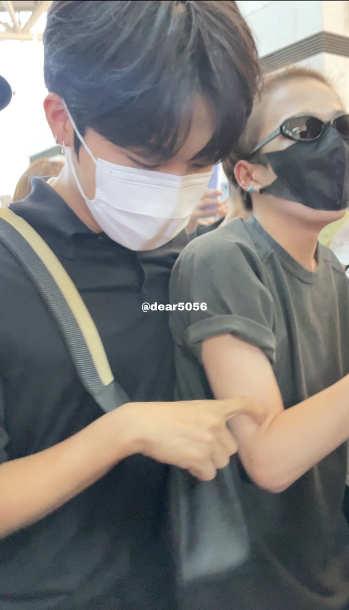 싸싸형이랑 쩡그님 진짜 피부톤도 그렇고 체격도 그렇고 정반대라 ㄹㅈㄷ좋은느낌을주는데 팔 콕. 찔러보는 거까지ㅋㅋㅋㅋㅋㅋ😍