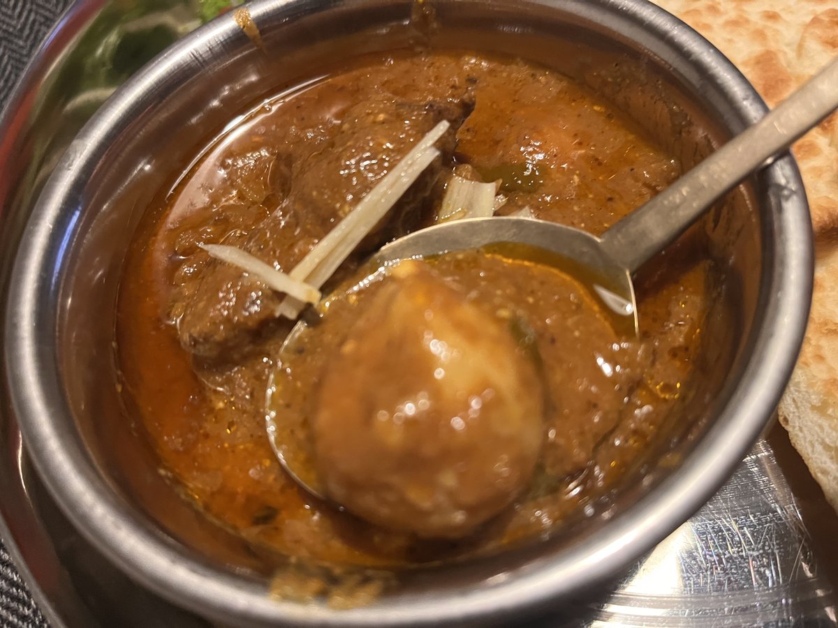 masacinq's tweet photo. 2026年の新年を寿ぐ記念すべきグレービー1皿目は
里芋とマトンの Arbi Gosht🐏
ややオイリー+シャバめにパキスタン寄りの仕上げに
粘りのある里芋と時間をかけて煮込んだマトングレービーはナンとの相性がいい
派手さはないが滋味が静かに効いてくる一皿🍛
#ArbiGosht #MuttonCurry #Pakistancurry https://t.co/5ed2fuj6TB