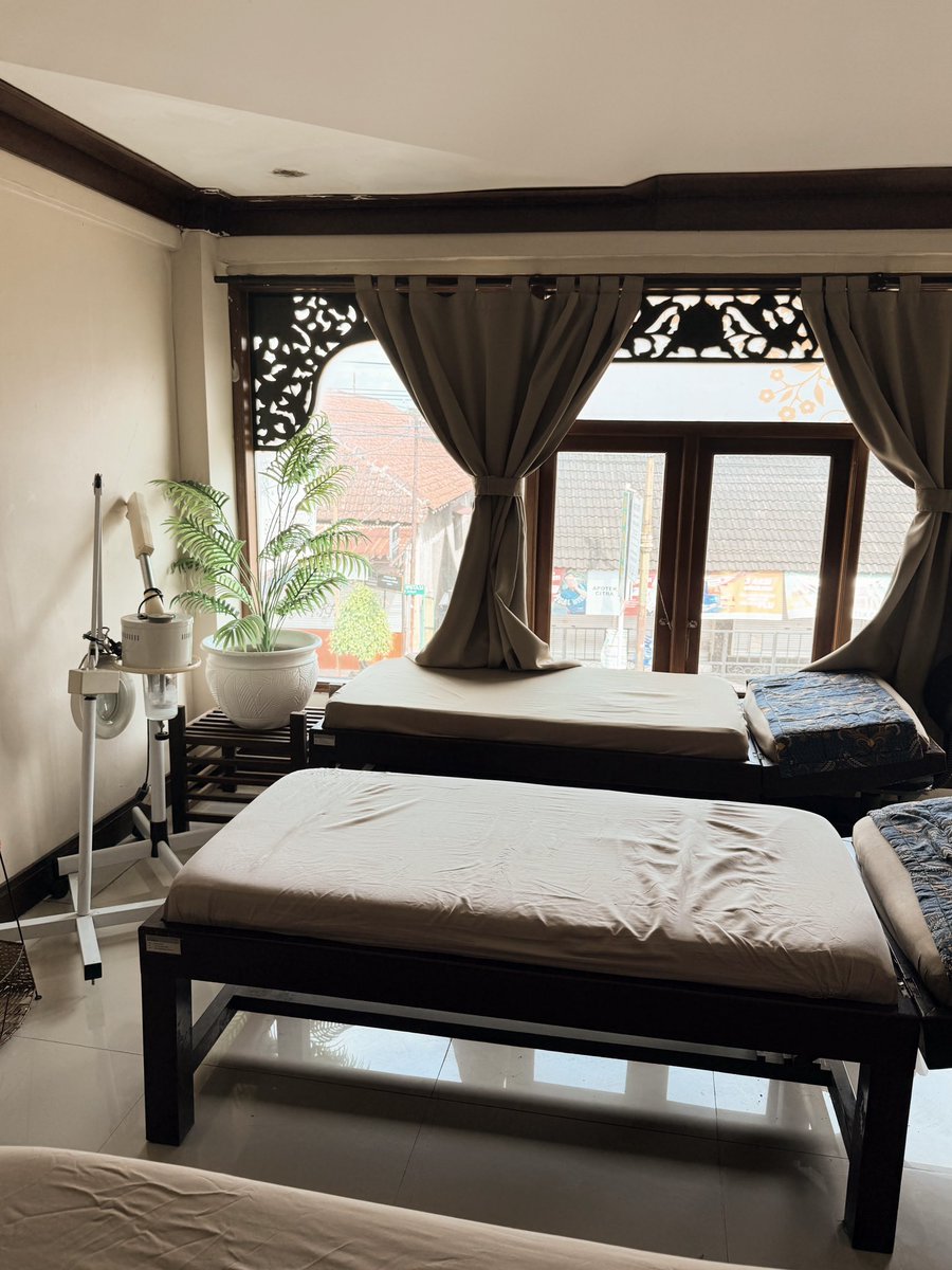 Lusieinthesky's tweet image. absen tadi jadi ambil paket prewed ☝🏻

jujur mah ENAK BANGETTT td total 3 jam bener2 ditreat head to toe, nambah treatment ini itu jg gak sampe 350rb😭🫶🏻✨