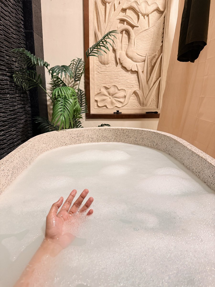 Lusieinthesky's tweet image. absen tadi jadi ambil paket prewed ☝🏻

jujur mah ENAK BANGETTT td total 3 jam bener2 ditreat head to toe, nambah treatment ini itu jg gak sampe 350rb😭🫶🏻✨