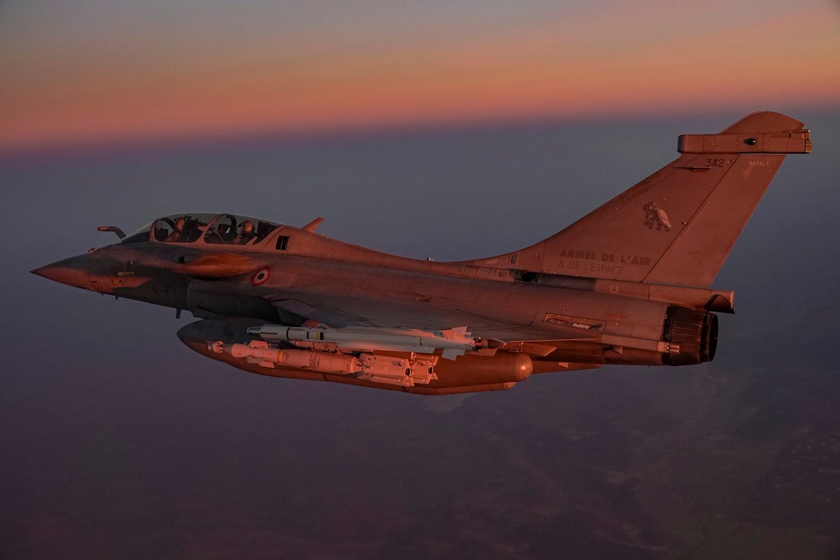 top_force's tweet image. ✈️🇫🇷🇬🇧 OPS #Chammal #InherentResolve Les #Rafale Air @Armee_de_lair frappent #Daech en Syrie 🇸🇾. La France rappelle qu'elle peut frapper où elle veut et quand elle veut, manifestement décollé de la base aérienne projetée de Jordanie 🇯🇴 lemamouth.blogspot.com/2026/01/les-ra…
