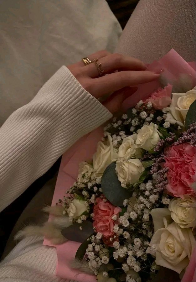 فدوتك مافات من الأيام وإللي عاد جايه
يابعد عمرٍ مخاسيره معك عندي غنيمه .