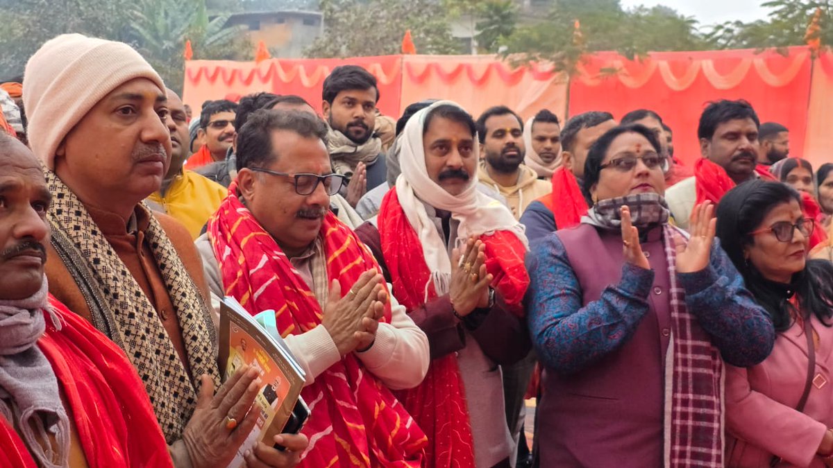 PNPathakBJP's tweet photo. आज कसया बस स्टेशन परिसर में आयोजित हिन्दू सम्मेलन में कार्यकर्ताओं के साथ शामिल हुआ । कार्यक्रम के मुख्य अतिथि आदरणीय नवल किशोर भाई साहब का स्वागत किया एवं भाई साहब का पाथेय प्राप्त हुआ । इस दौरान हजारों कार्यकर्ता उपस्थित रहें ।
#अपना_कुशीनगर #BJP4IND https://t.co/iaLMDLBWzh