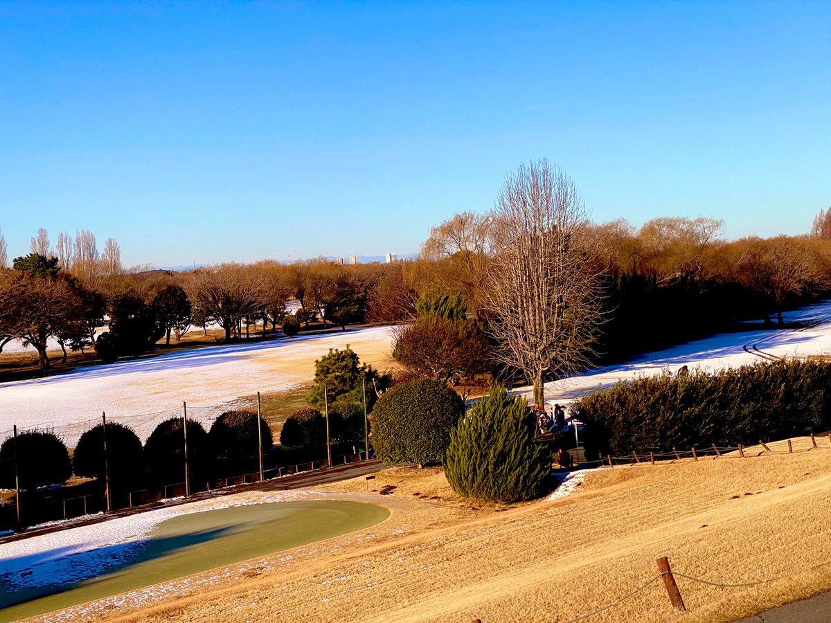 SHIMAYAN99's tweet photo. 年初め最初のゴルフは先日の雪が溶けきらない中でのラウンド⛳️❄️
滅多にないイレギュラーな機会を楽しんでプレイできたかな🌟
しかし疲れすぎて明日の仕事初めは大丈夫だろうか🤣 https://t.co/tao7gNzd6S
