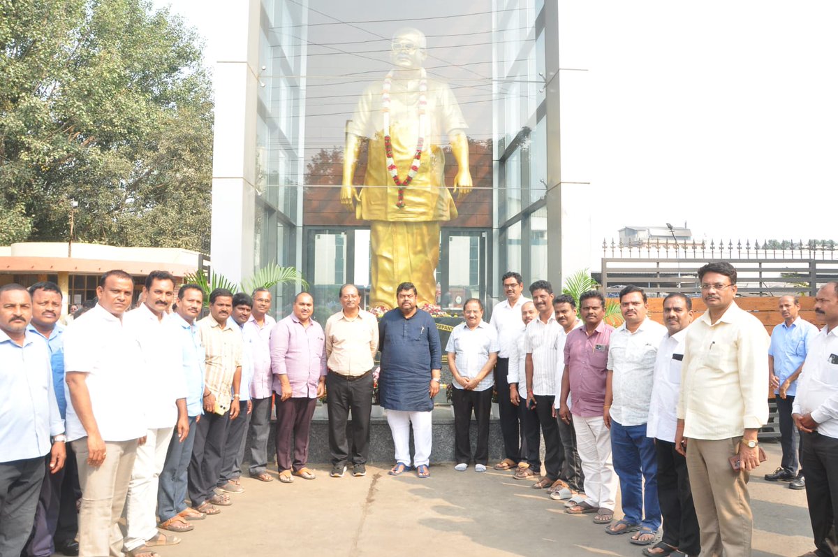 AdariAnandKumar's tweet photo. 💐On the occasion of 3rd death anniversary of "Andhra kurian" Ex: Visakha Dairy chairman "Sri. Adari Tulasi rao" garu, today we pay the heartfelt tribute along with GVMC Mayor "Sri Peela Srinivas Rao garu" APUFIDC Chairman "Sri Peela Govind garu" and our respected Board directors and family members.

Om Shanti!

#adarianandkumar #visakhadairy
#adaritulasirao #protectingfarmere
#andhrakurian

A true warrior of farmers, whose life was dedicated to protecting the farmers.