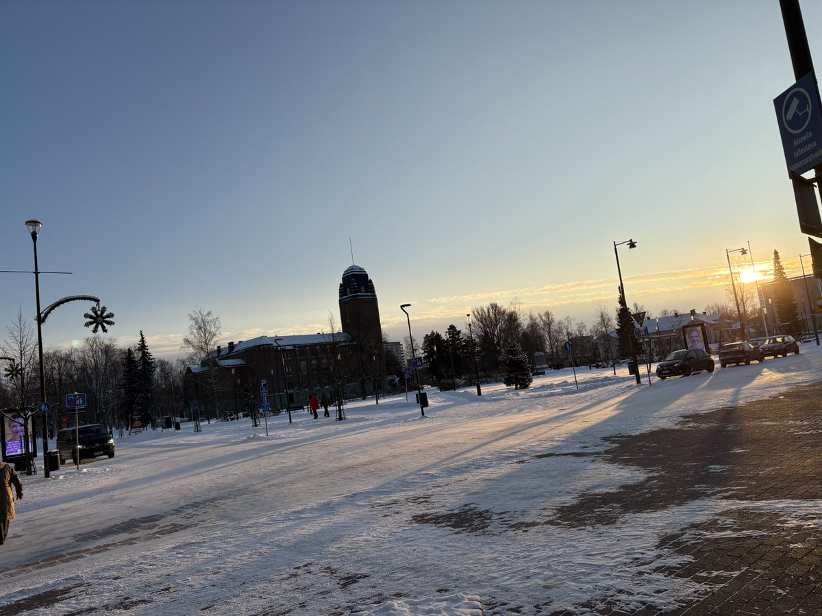Juttelin eilen taksikuskien kanssa taksikyydeistä Joensuussa. Kuskit sanoivat, että asiakkaita on vähentynyt, koska ihmiset ovat vähentäneet / lopettaneet Matkojen yhdistämiskeskus (MYK) käytön. Kyydit tilataan mieluummin itse kovalla rahalla. 
#joensuu