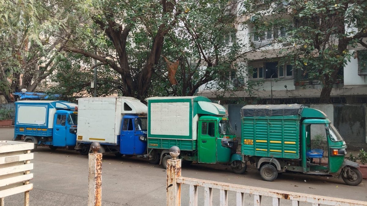 dhanvarsa's tweet photo. @MTPHereToHelp 

They are parking their tempos in front of the building every day, causing an obstruction to people entering and exiting the building.
Roop darshan. A wing. B wing  samta nagar 90fit road Andheri West  mumbai.  DN NAGAR traffic division https://t.co/WBO19Z316B