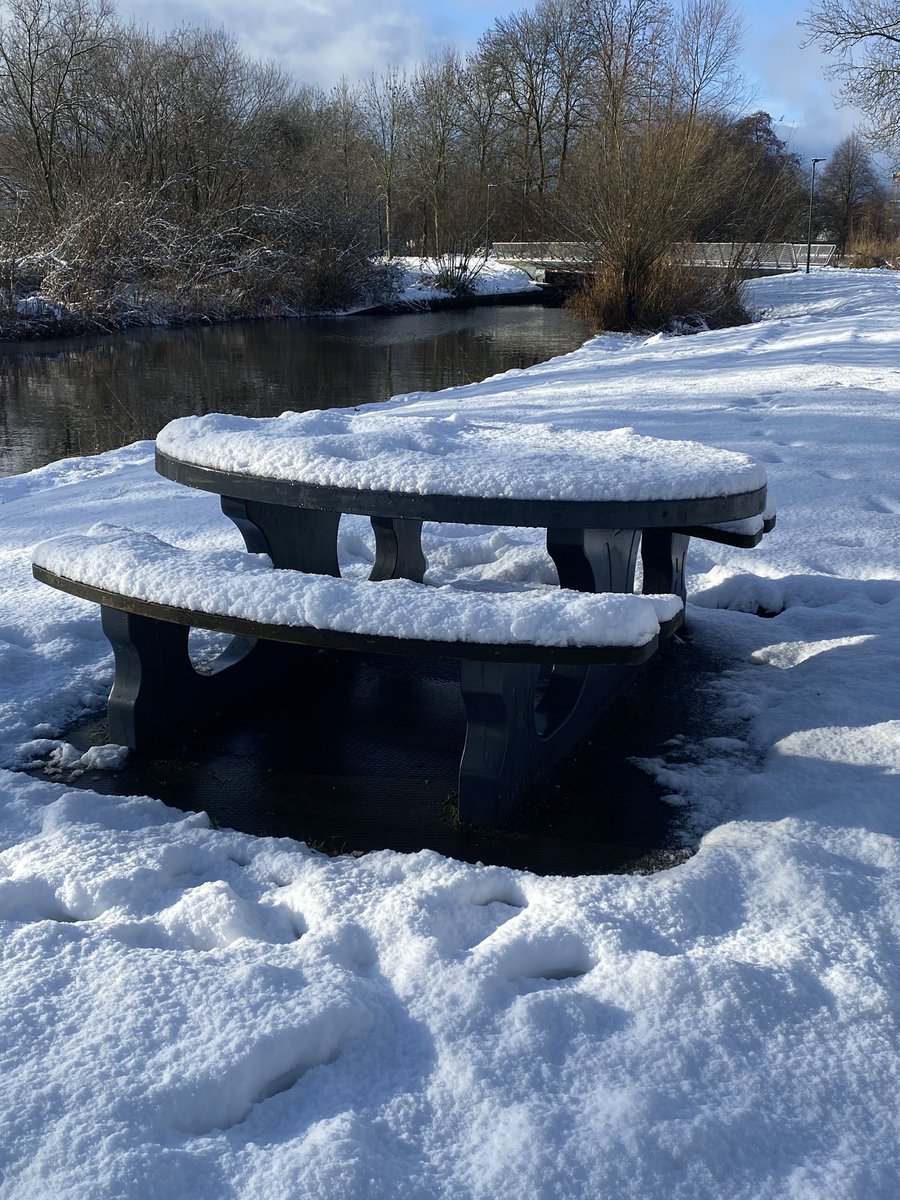 Hannashome_40's tweet photo. Wandelbankje in de sneeuw. Het is vanmorgen echt bizar mooi!
@wandelbankjes #wandelbankje #sneeuw #winterwandern #sneeuwwandeling #snowwalk https://t.co/G0eH9OAqDt