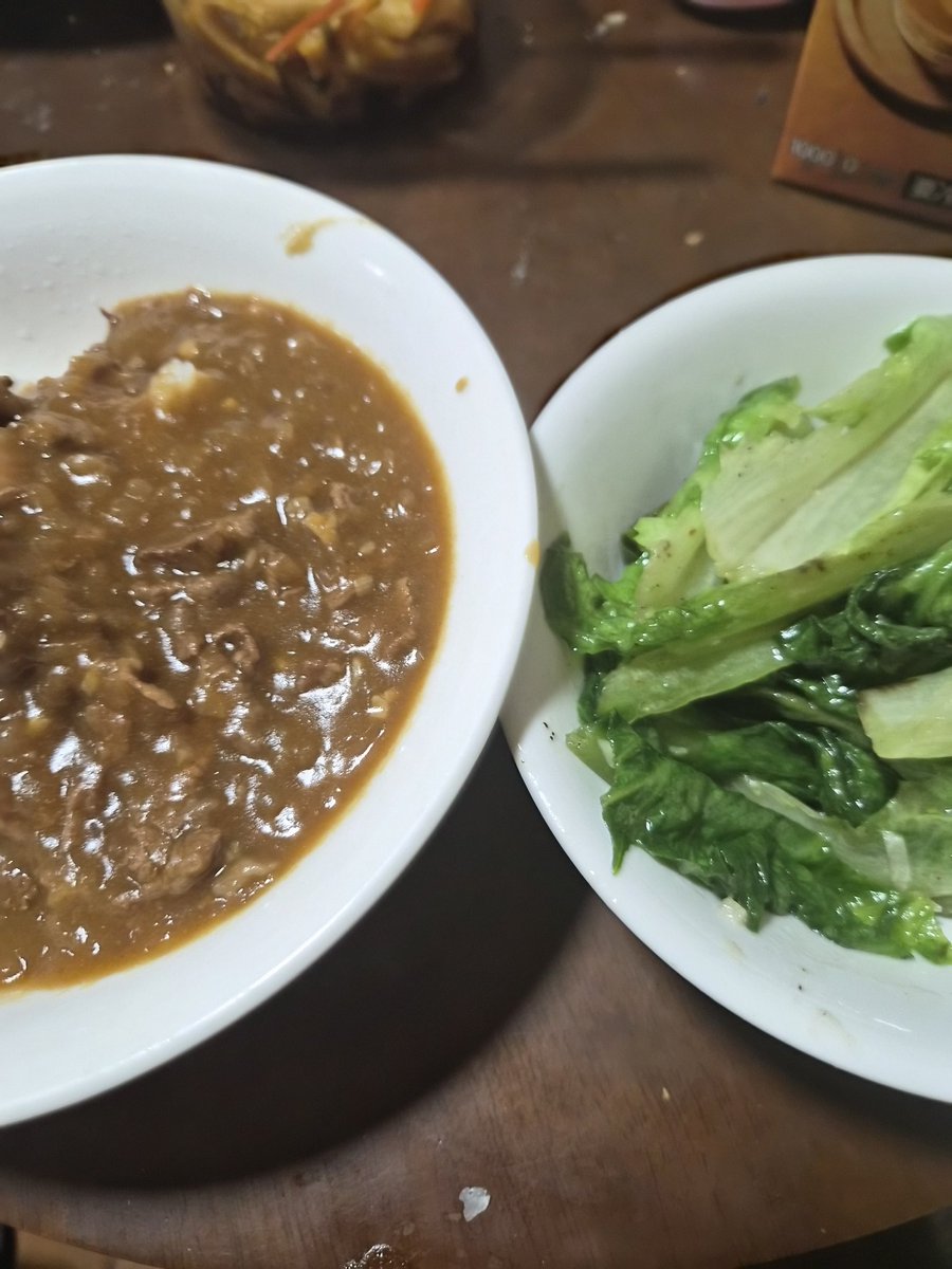 久しぶりにカレー作った。あまり辛くないカレー｡
奮発して買った牛肉の残りをこつこつ冷凍して貯めていたのを使ったので、各地の美味しい牛肉の旨味がたっぷり。
大好きなロメインレタス炒めを添えて、満足｡