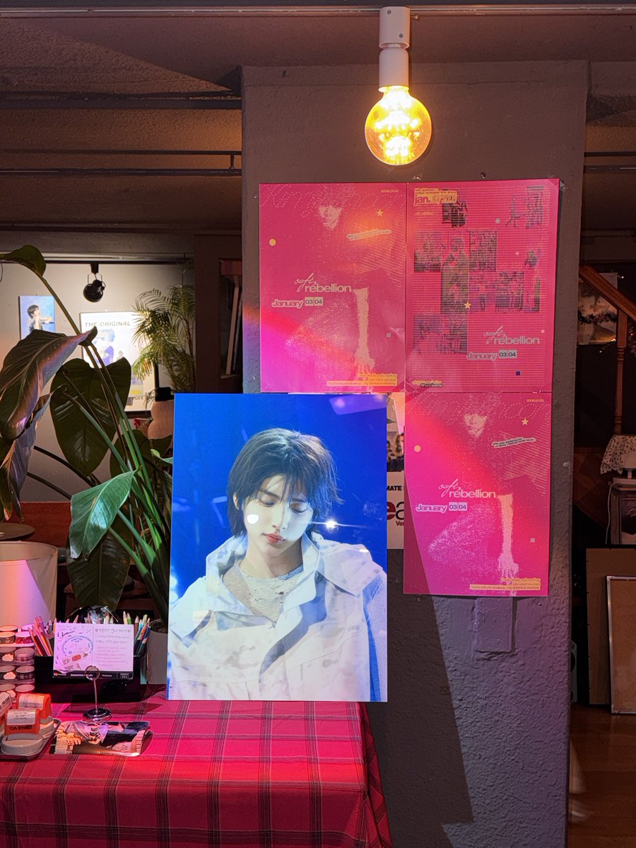 #softrebellion13
 매번 하나하나 직접 그리고, 제대로 해보고 싶어서 어떤 일이든 시간이 조금 오래 걸리는 편이에요.

이번 생일 카페를 통해 제가 보여드리고 싶었던 건, 주훈이가 평소에는 조용하지만 반항기처럼 멋있는 면도 가지고 있다는 점이었어요.

저는 주훈이의 스타일을 정말 좋아하고,