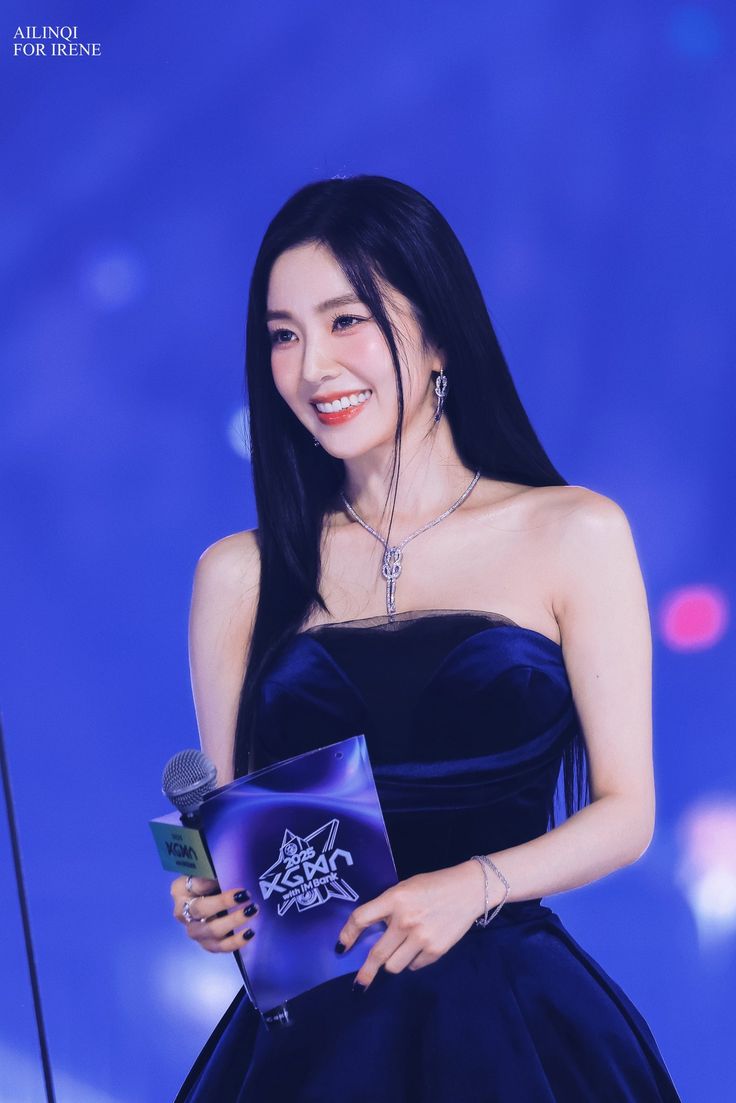 mistoteos's tweet image. ㅤㅤ
“Selamat malam semuanya!" Ia mengedarkan pandangan, nada suaranya tenang dan hangat. “Halo! Malam ini dengan Maddy sebagai MC di acara Welcome Gathering Lume Luxora Living!"ㅤㅤ
ㅤㅤ