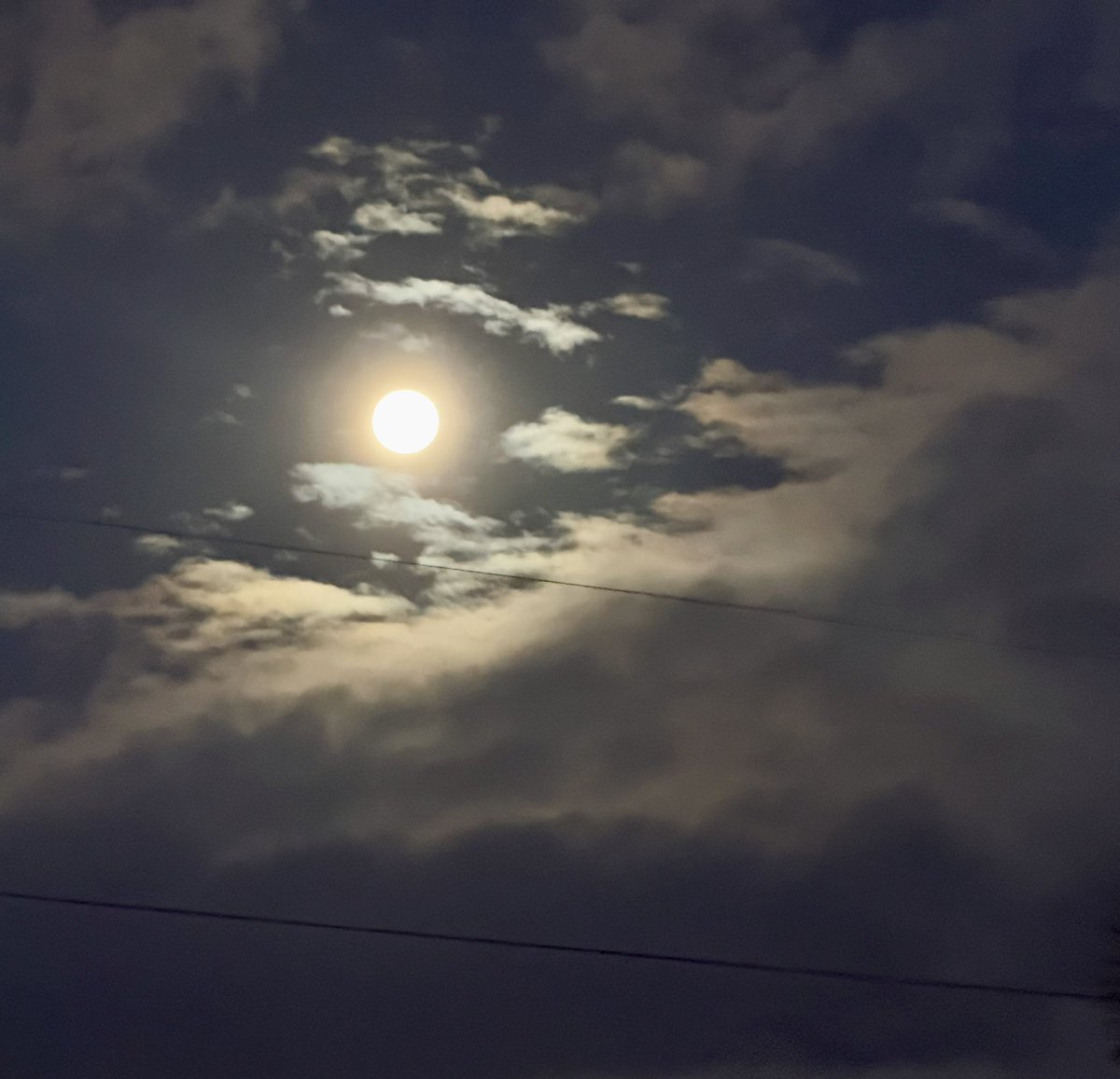 SamsaraSings's tweet image. The Wolf Moon behind clouds. Haunting. Beautiful.
