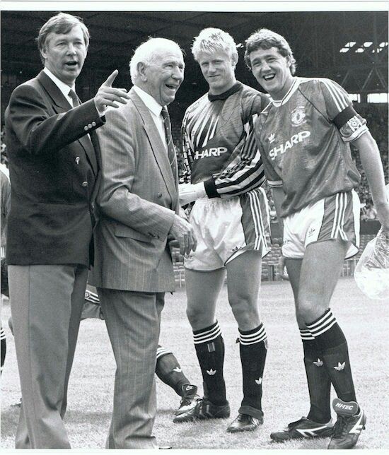 90sfootball's tweet image. Sir Alex Ferguson, Sir Matt Busby, Peter Schmeichel and Steve Bruce.