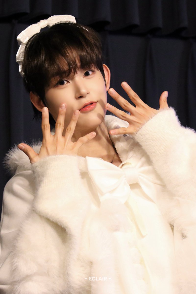 ᴇᴄʟᴀɪʀ tweet media