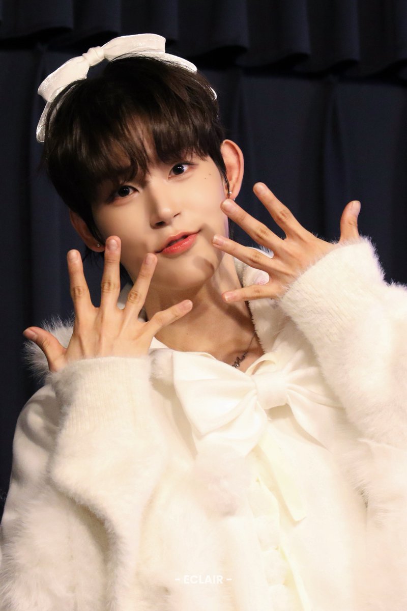 ᴇᴄʟᴀɪʀ tweet media