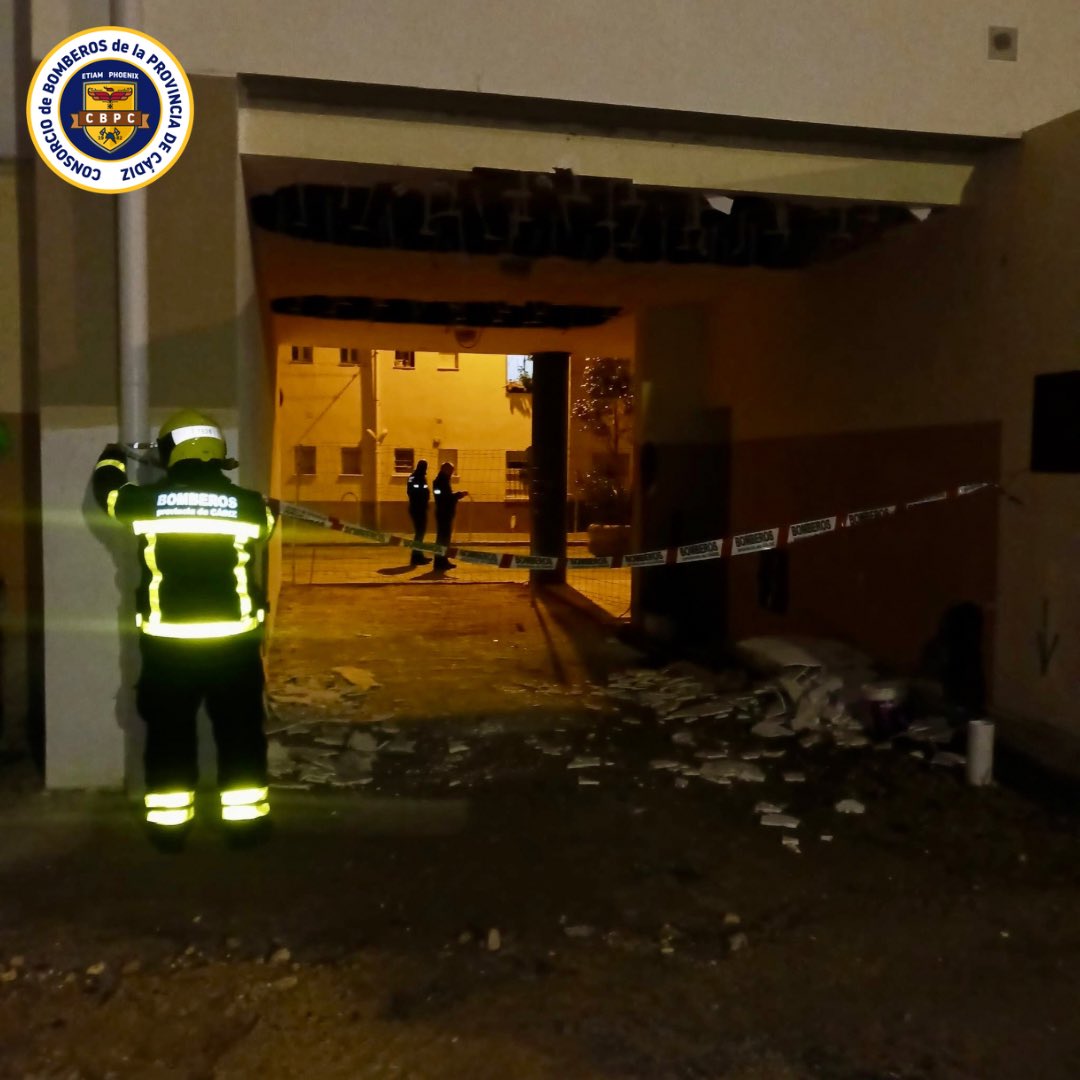 BomberosCbpc's tweet image. 🗓️2/1/26⏰21.30h

Salidas del parque de #Cádiz requerido por #PolicíaLocal 

Saneado de #balcón desprendido en C/Ancha y retirada de cascotes

Saneado de #techo de escayola desprendido en edificio de C/Alegría y balizado de la zona

🚒3🧑🏼‍🚒9

 #CBPC