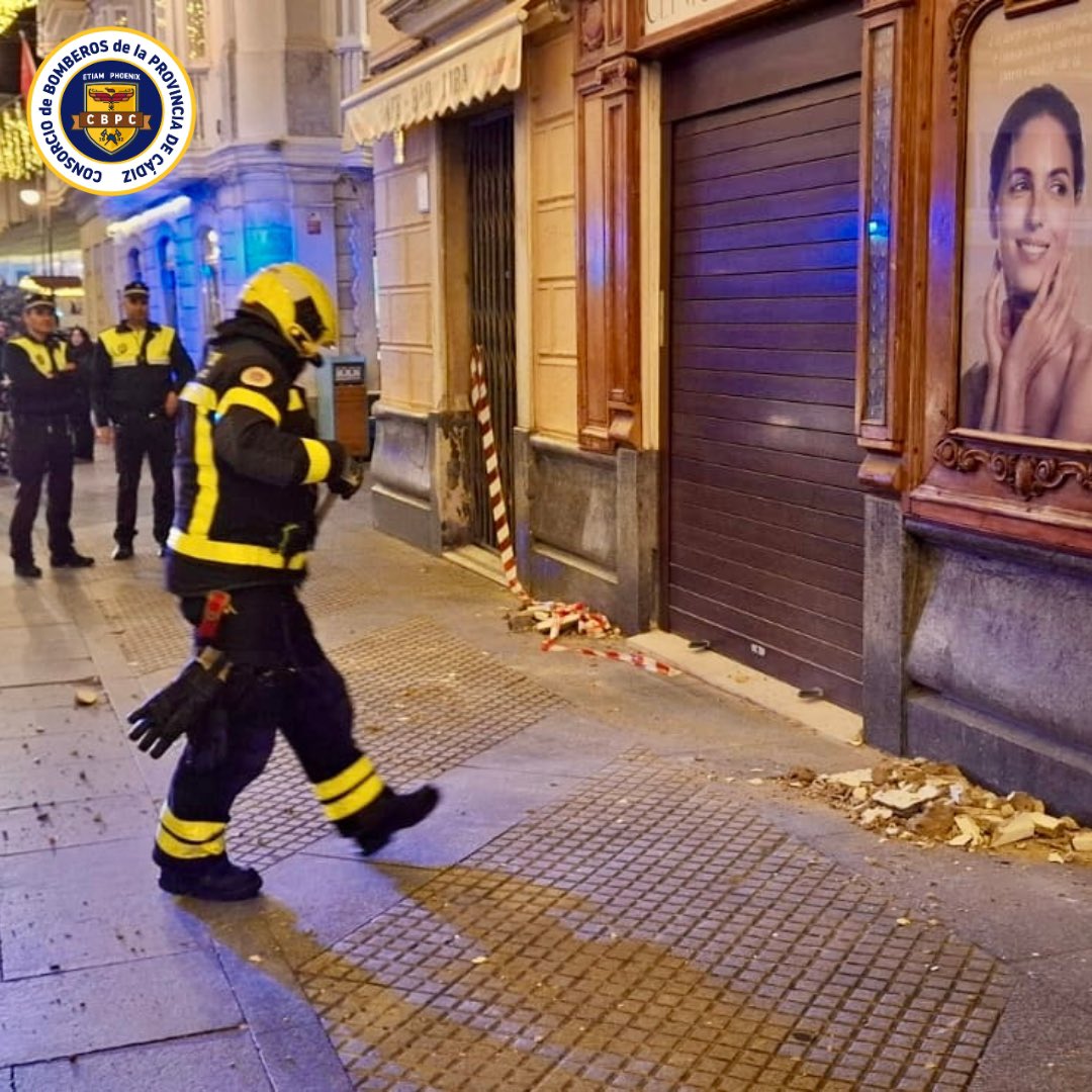 BomberosCbpc's tweet image. 🗓️2/1/26⏰21.30h

Salidas del parque de #Cádiz requerido por #PolicíaLocal 

Saneado de #balcón desprendido en C/Ancha y retirada de cascotes

Saneado de #techo de escayola desprendido en edificio de C/Alegría y balizado de la zona

🚒3🧑🏼‍🚒9

 #CBPC