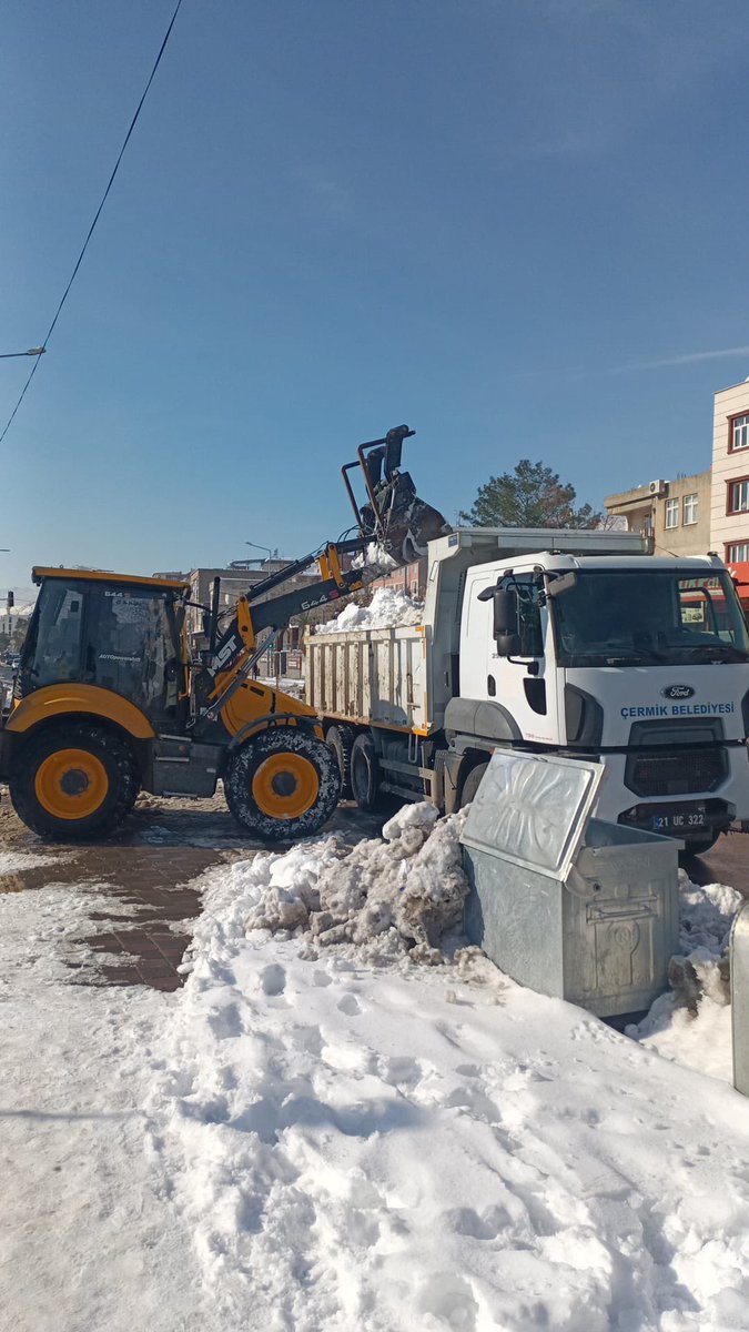 Şehir merkezimizde yol kenarlarında biriken kar yığınlarını temizleme çalışmalarımız aralıksız devam etmektedir ❄️🧊🧹🚜