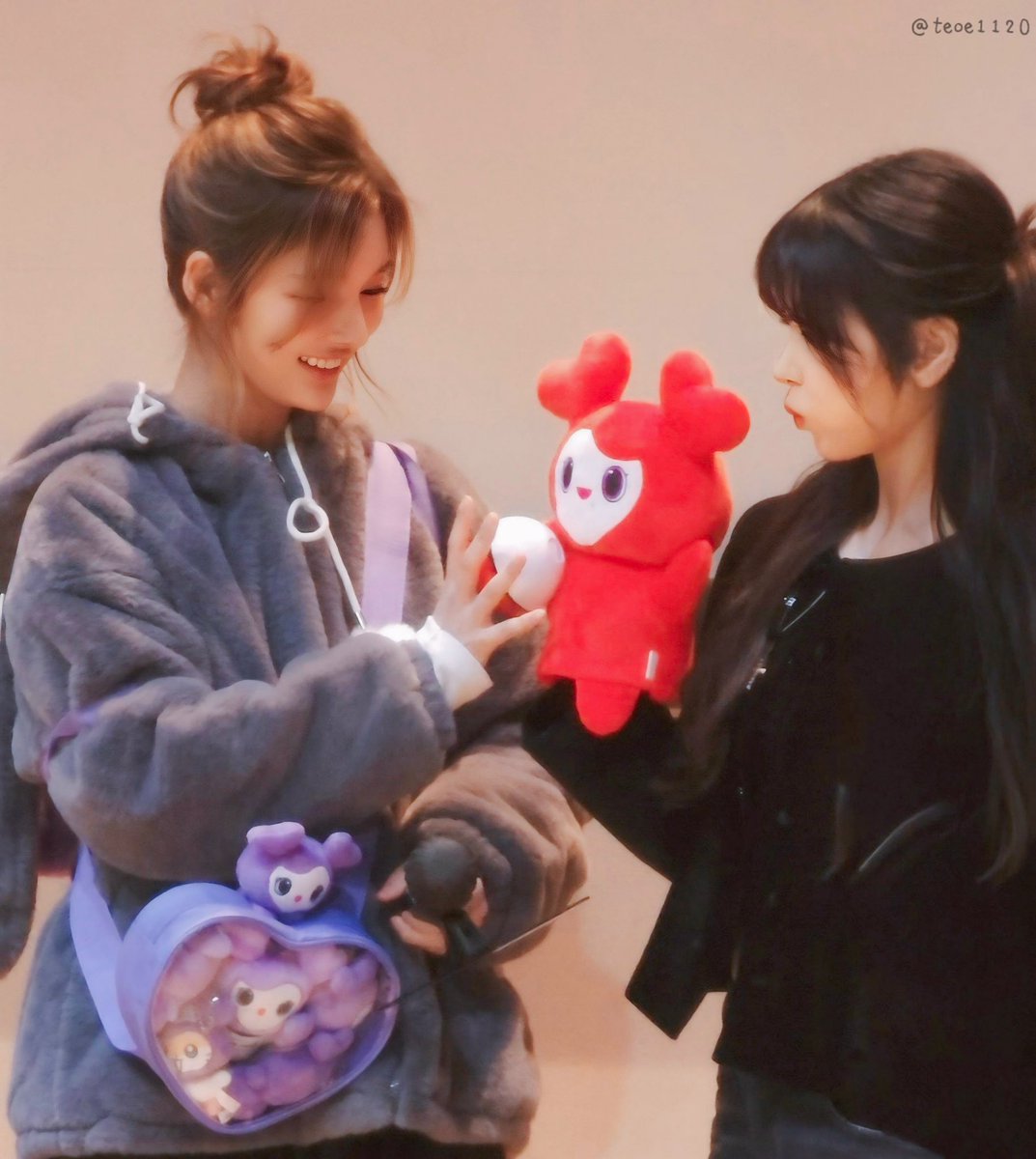 teoe1120's tweet image. 260104 KM

채영언니가... 저장📦✨❤️

#NMIXX #엔믹스
#SULLYOON #설윤
#JIWOO #지우