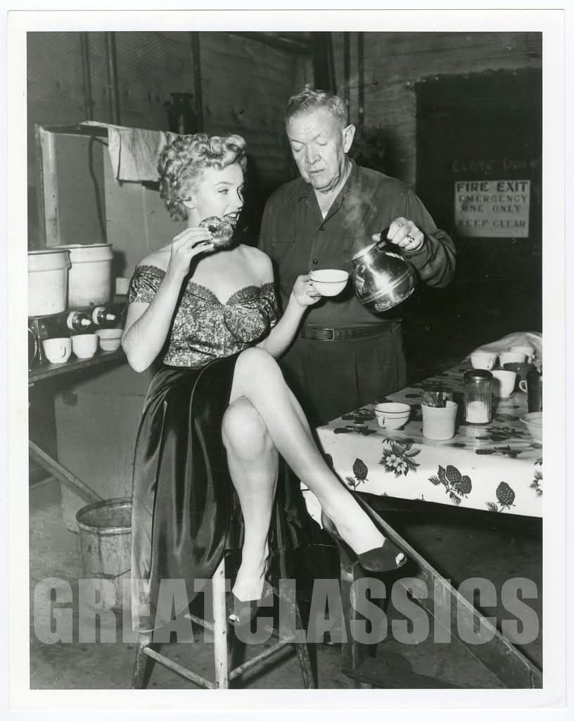 Clubpassionmar2's tweet photo. Bonne journée de dimanche.

Meilleurs voeux et bonne galette ou brioche des Rois.

#marilynmonroe #Marilyn #clubpassionmarilyn #ClashByNight #ledémonseveillelanuit #ClashByNight #peggy #barbarastanwyck #KeithAndes #PaulDouglas #RobertRyan #coulisses #Backstage https://t.co/Vq7wL2oQhk