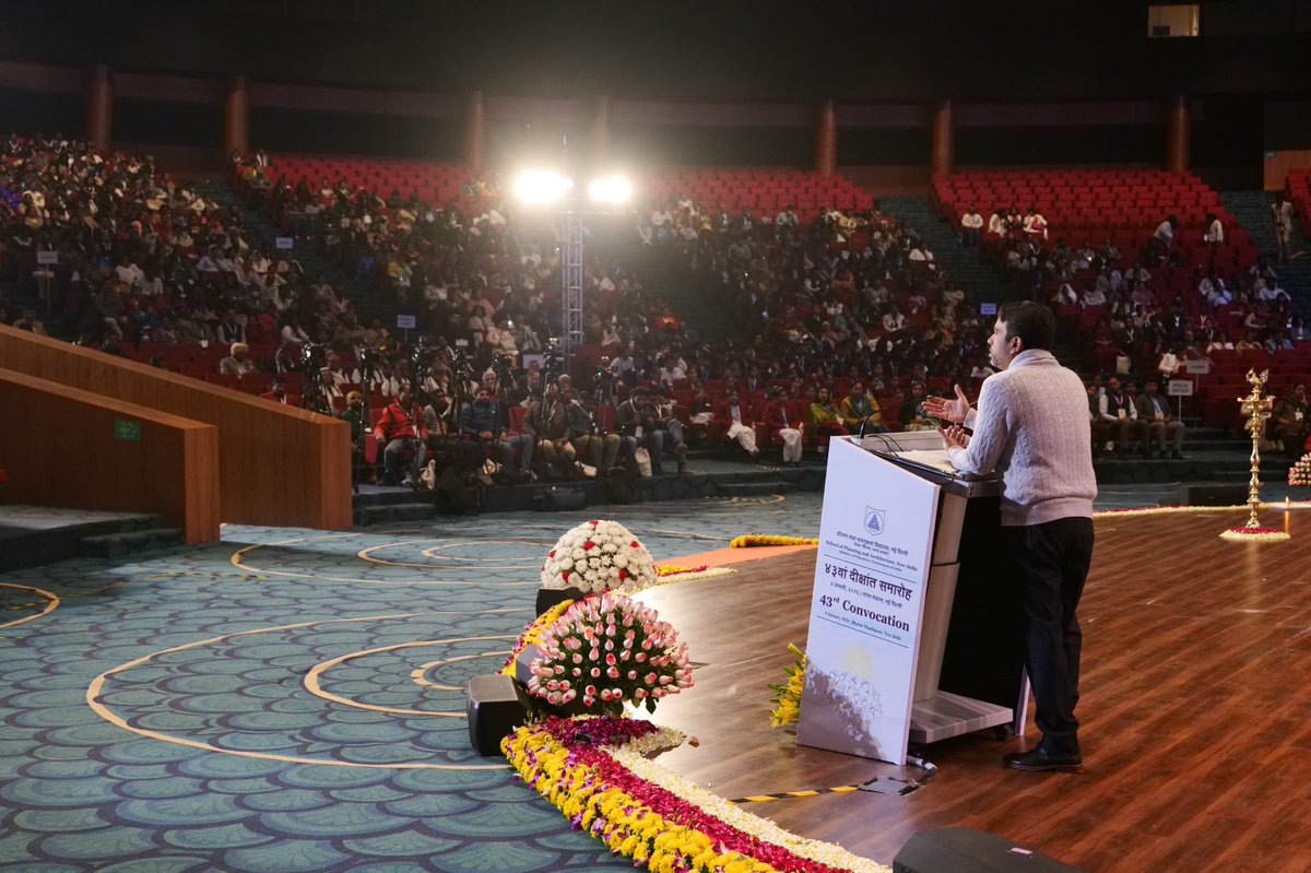 MalikBirpal's tweet photo. नई दिल्ली 
*माननीय केंद्रीय मंत्री श्री जयंत चौधरी ने स्कूल ऑफ प्लानिंग एंड आर्किटेक्चर, नई दिल्ली के 43वें दीक्षांत समारोह में किया संबोधन*

माननीय कौशल विकास और उद्यमिता राज्य मंत्री (स्वतंत्र प्रभार) और शिक्षा राज्य मंत्री, श्री जयंत चौधरी, नई दिल्ली के स्कूल ऑफ प्लानिंग एंड आर्किटेक्चर के 43वें दीक्षांत समारोह में मुख्य अतिथि के रूप में शामिल हुए।

*माननीय मंत्री के संबोधन की प्रमुख बातें:*

- लचीले, समावेशी और जन-केंद्रित शहरों को आकार देने में योजनाकारों और आर्किटेक्ट्स की बदलती भूमिका पर बात की
- सार्वजनिक जीवन में इंटरडिसिप्लिनरी सोच, नैतिक निर्णय, निरंतर सीखने और AI सहित उभरती टेक्नोलॉजी के ज़िम्मेदार उपयोग के महत्व पर ज़ोर दिया
- छात्रों को भविष्य के लिए तैयार करने और समाज की सेवा करने के लिए प्रेरित किया।

- स्कूल ऑफ प्लानिंग एंड आर्किटेक्चर, नई दिल्ली के 43वें दीक्षांत समारोह में माननीय मंत्री श्री जयंत चौधरी मुख्य अतिथि के रूप में शामिल हुए
- कार्यक्रम में छात्रों को डिग्रियां प्रदान की गई और उनके भविष्य के लिए शुभकामनाएं दी गई

#SPADelhi #Education #SkillsForFuture #UrbanDevelopment #JayantChaudhary
#jayantsingh
#Rld