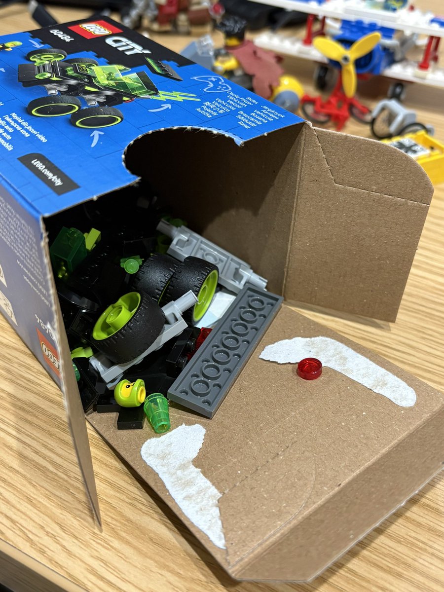 レゴ60484開封。 パーツが直で入っててビビった。