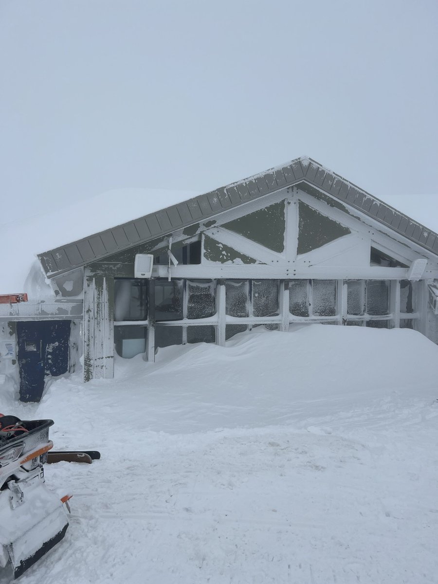 ConnorArmitage2's tweet photo. @Met4CastUK I was their yesterday at cairngorm ⛷️ ❄️ there is huge amounts of snow along the moray! https://t.co/jaxtPcYQFK
