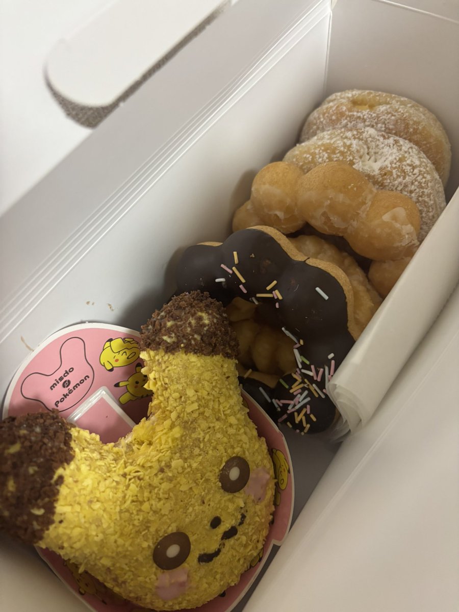kaiwwx's tweet photo. ミスドと苺頂いたからさっそく食べた૮ •͈ ·̫ •͈ ა https://t.co/OB8GIrnKm5