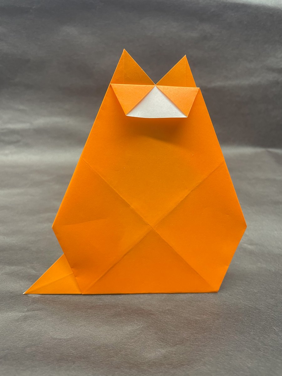 ネコ
正方形一枚より
創作/制作　りょうちょう

新作（旧作）です。2年前くらいに創作したんですけど、動画で公開しようとしてたら動画づくりがはかどらず、放置状態に…。
個人的には自分史上最高傑作ともいえる仕上がりです。誰でも折れる魅力的な講習用作品を目指しました。
#折り紙 
#折り紙作品