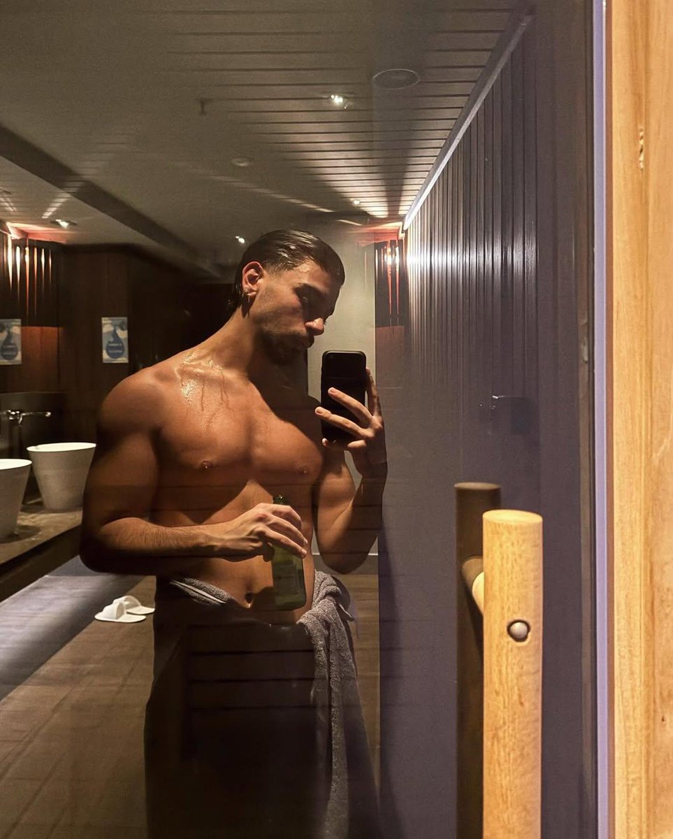 ⁦𝑹𝒐𝓃𝒾 ‹ 🇱🇧  tweet media