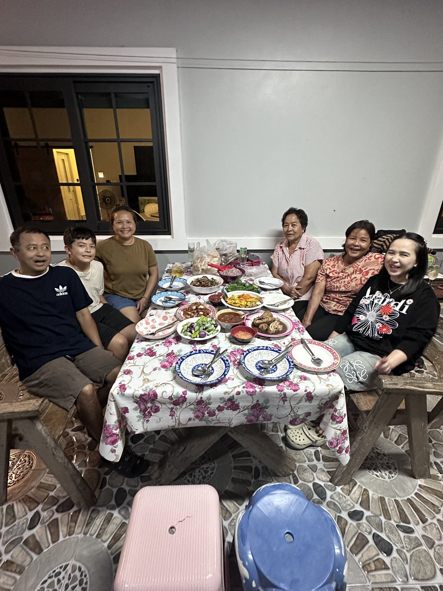 WarrenFWelsh's tweet photo. Real happy to be home in the land of the free and the food of the brave . #family #issan #Thailand https://t.co/q5jMUqbskm