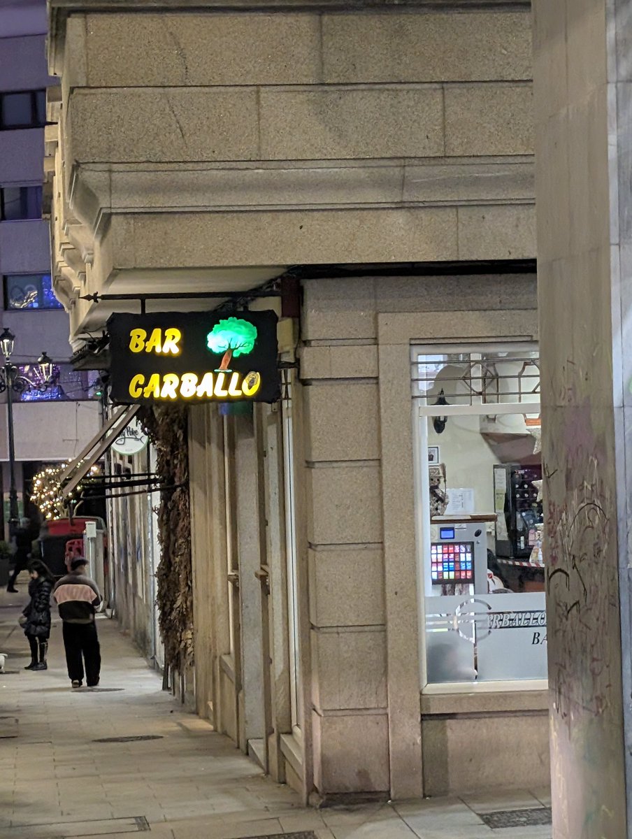 slothdive's tweet image. gallegada estratosférica (hay una gaviota en el cruceiro)