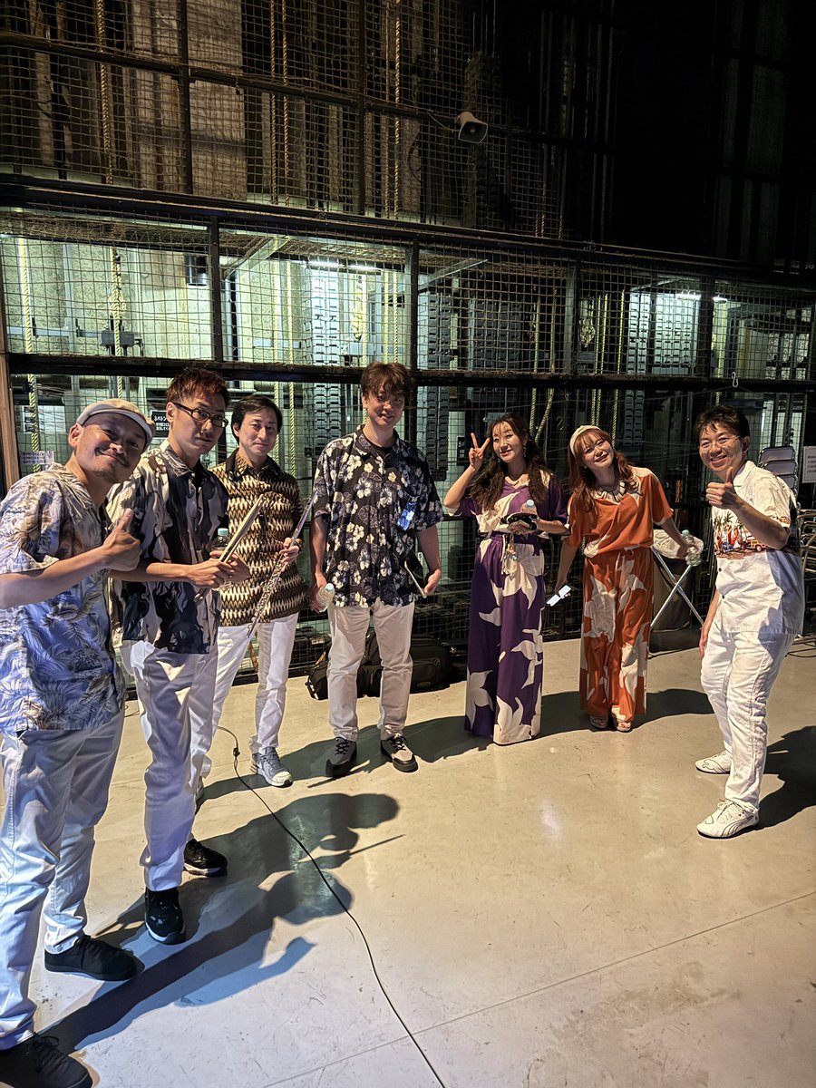 TropicalMpro's tweet photo. 浦安公演終演!!
本当にありがとうございました!
10周年は無事に夜明けました!
これから3月21日の里庄公演、2ndアルバム制作と頑張っていきますので、ぜひ今後とも応援、フォロー等よろしくお願いいたします!
この真冬に南国風な素敵な花束も頂いてしまいました🥹 https://t.co/em5Y9LbYDt